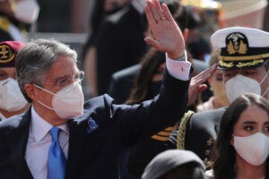 Ecuador jura presidente conservador en medio de crisis económica