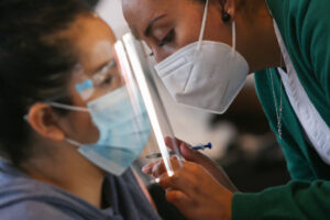 Los casos de COVID cayeron en las Américas, pero 'brechas evidentes' en los ataques: OPS