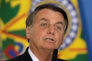 Bolsonaro se convierte en senador de centroderecha en medio de caída de popularidad