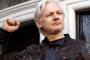 Ecuador revoca la ciudadanía del fundador de WikiLeaks, Julian Assange