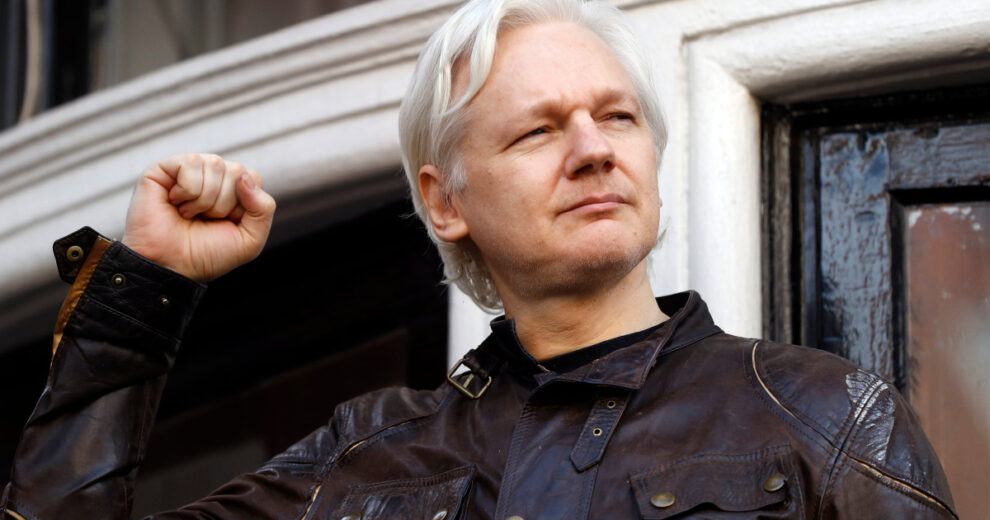 Ecuador revoca la ciudadanía del fundador de WikiLeaks, Julian Assange