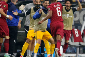 El campeón asiático Qatar venció a El Salvador para alcanzar la semifinal de la Copa Oro