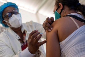 'Una pandemia no vacunada': la OPS pide más donaciones de vacunas