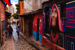 Descubriendo la riqueza del Tour de graffiti en Bogotá