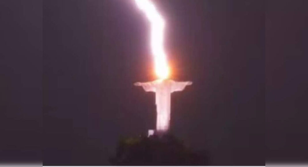 Un rayo cae sobre la icónica estatua de Brasil, el Cristo Redentor, ¡y sus alocadas imágenes se vuelven virales!