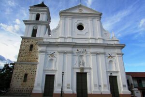 Descubre la belleza de la Catedral de Santa Fe de Antioquia en Colombia
