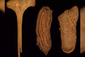 ¿Los zapatos más antiguos del mundo?  Misteriosas sandalias descubiertas en un cementerio de la Edad de Piedra
