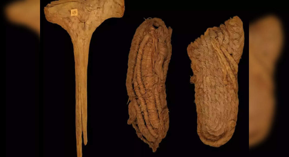 ¿Los zapatos más antiguos del mundo?  Misteriosas sandalias descubiertas en un cementerio de la Edad de Piedra