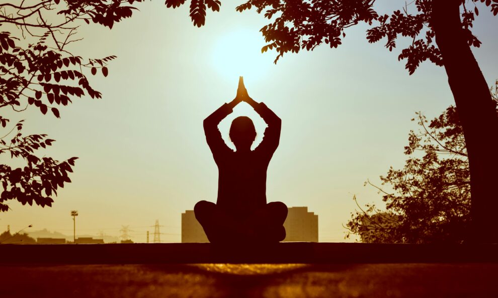 Mujer haciendo ejercicio yoga salud bienestar Colombia