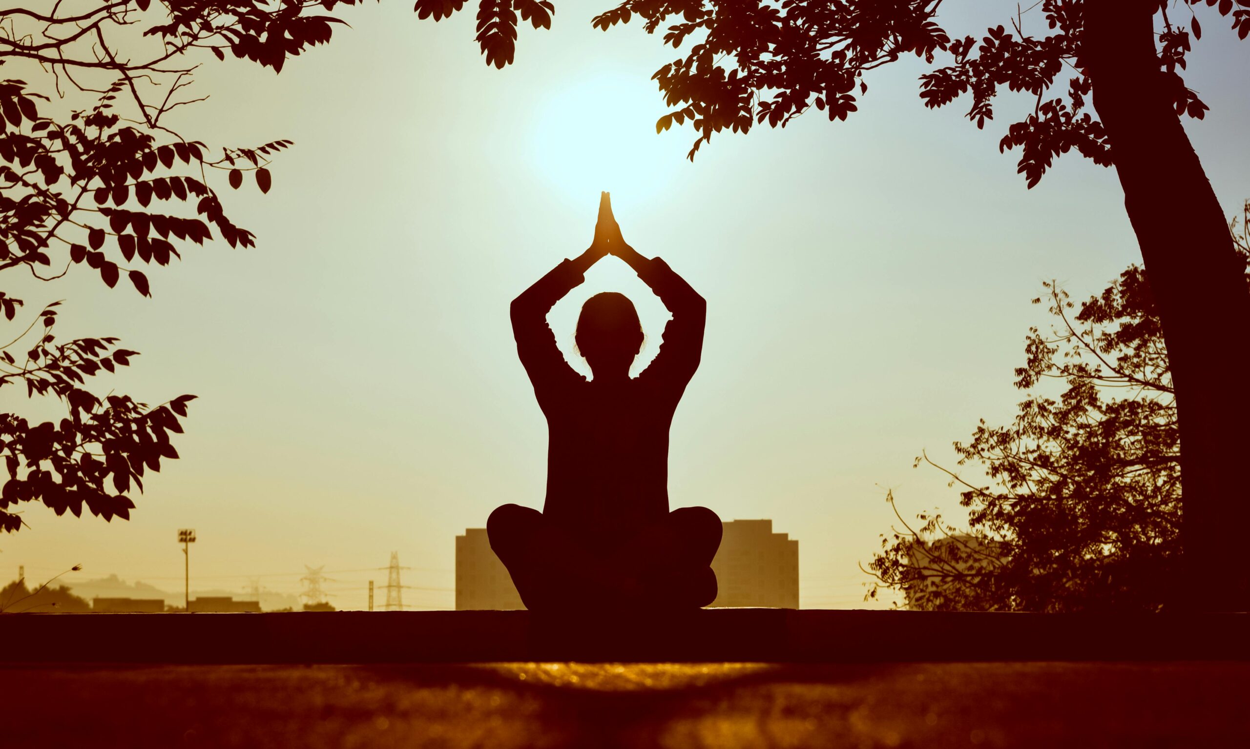 Mujer haciendo ejercicio yoga salud bienestar aire libre Colombia
