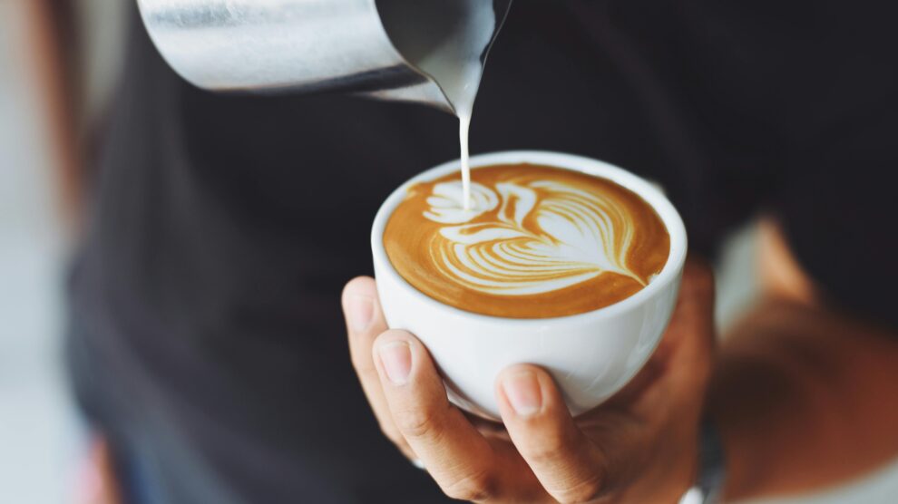 Taza café colombiano granos arábica aroma