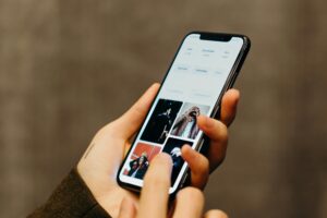 Persona usando smartphone tecnología digital Colombia