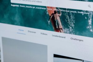 Persona viendo series Netflix entretenimiento Colombia sofá