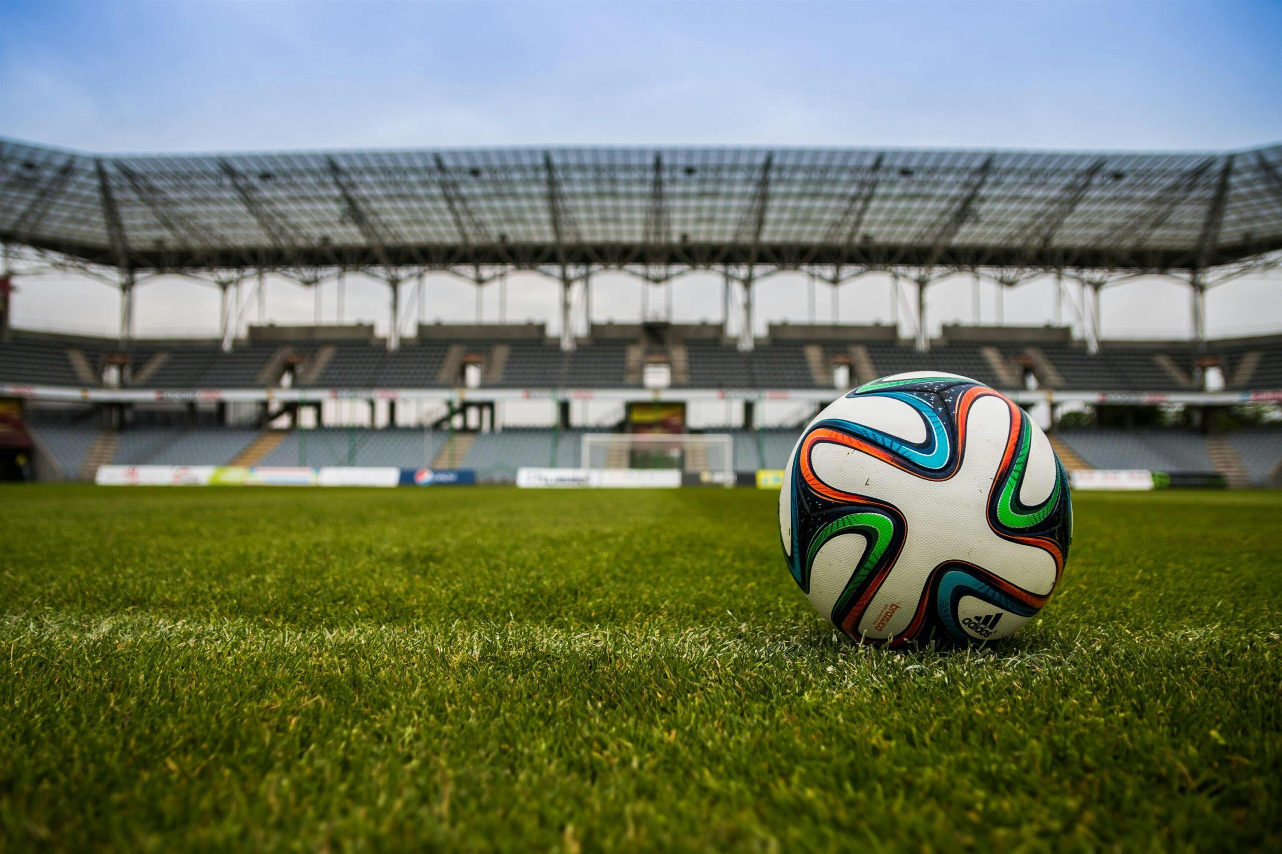 Estadio de fútbol colombiano con afición deporte pasión